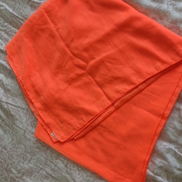 Neon, wrap or scarf‎ - Picture 1 of 2